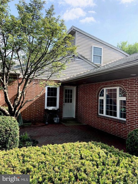 16 N Penryn Rd, Manheim, PA 17545