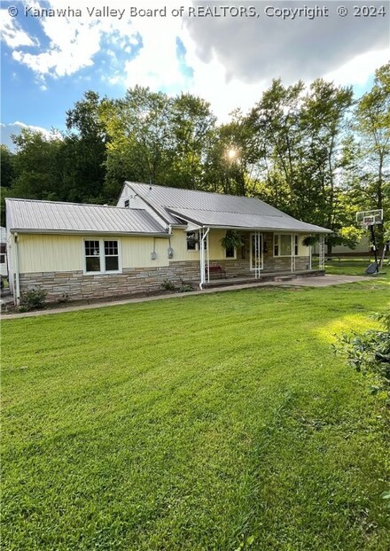 22 Fiesta Ln, Cross Lanes, WV 25313