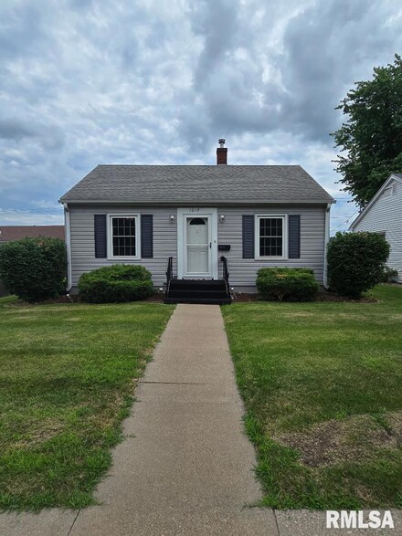 1619 Pershing Blvd, Clinton, IA 52732
