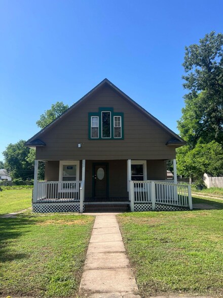 914 E 7th St, Wellington, KS 67152