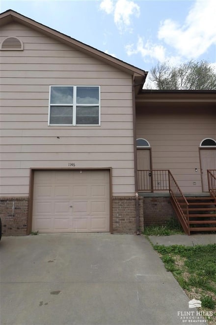 1102 Country Club Ln, Junction City, KS 66441