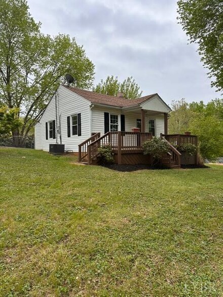 243 Grove Ave, Madison Heights, VA 24572