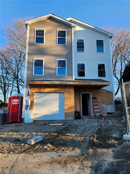 52 Klondike St, Providence, RI 02909