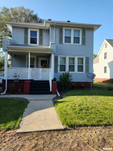 945 E Brooks St, Galesburg, IL 61401