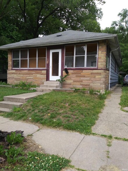 1306 Johnson St, South Bend, IN 46628
