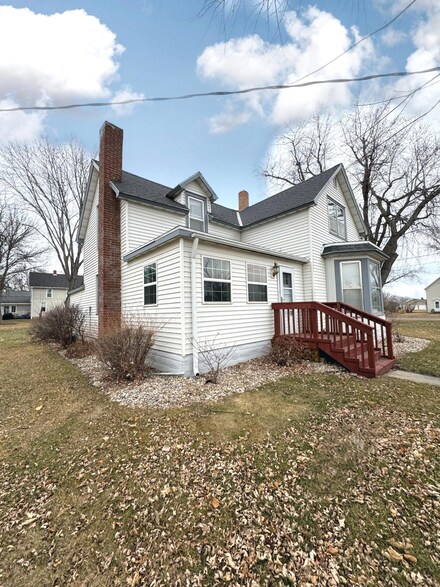 211 E 2nd St, Sherburn, MN 56171