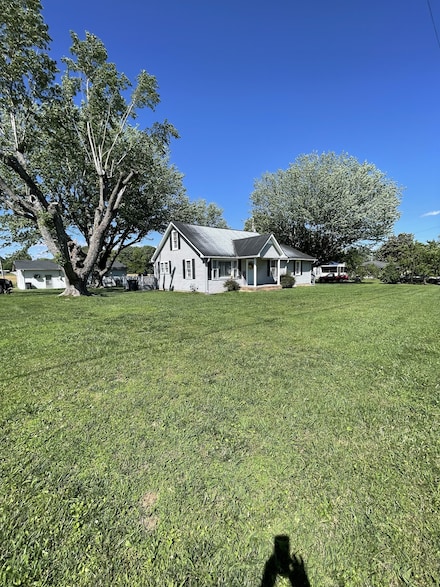 903 Days Rd, Lafayette, TN 37083