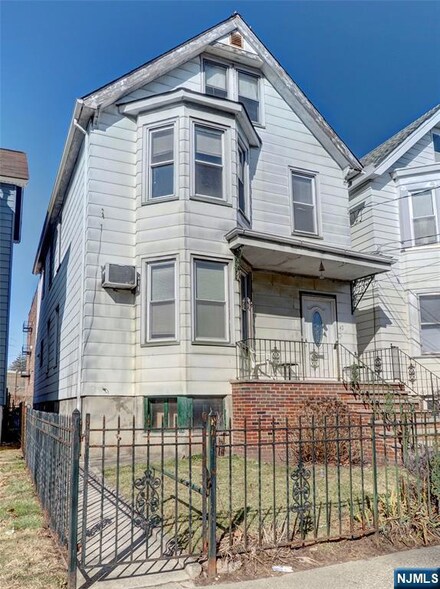 42 Lawrence St, Bloomfield, NJ 07003