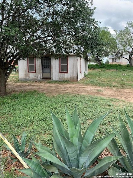 413 Ross Ave, Devine, TX 78016