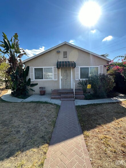 21 Lake St, Bakersfield, CA 93305