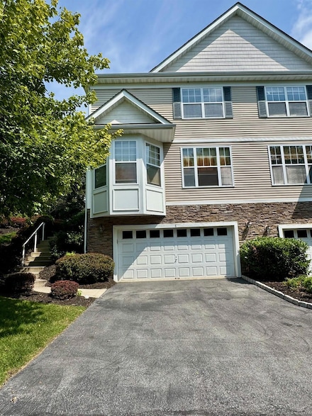 8 Green Ct, Middletown, NY 10940