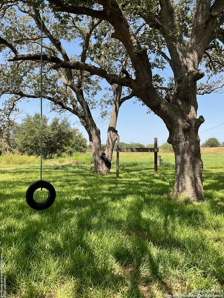 7103 County Road 401, Floresville, TX 78114