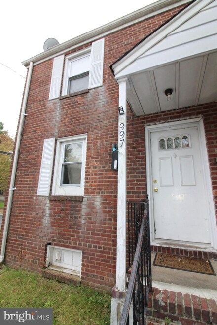 997 Smith St, Trenton, NJ 08610