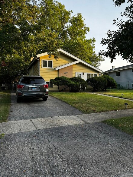 701 W James St, Villa Park, IL 60181