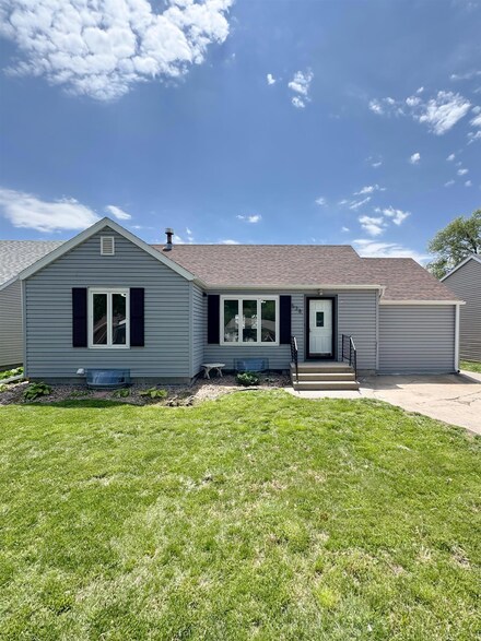 538 E 1st St, Minden, NE 68959