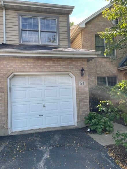 51 Cary St, Cary, IL 60013