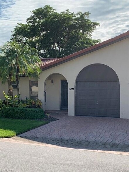 1044 Forest Lakes Dr, Naples, FL 34105