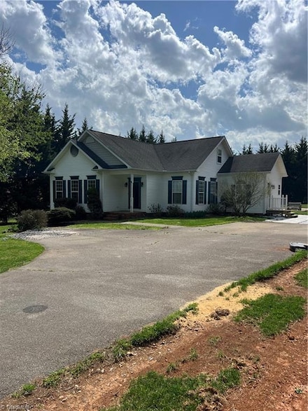 367 W Rd, Dobson, NC 27017