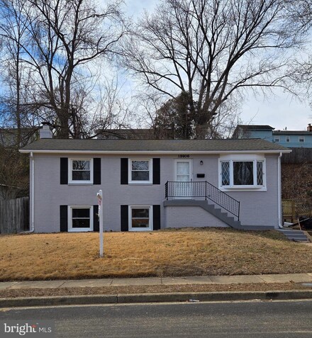 13806 Gilbert Rd, Woodbridge, VA 22193