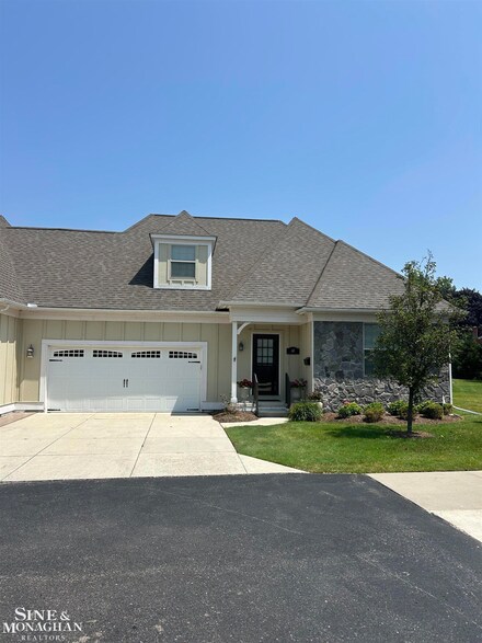 14 N River Ct, Grosse Pointe Woods, MI 48236