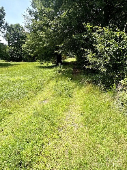 1031 Red Oak Dr, Walnut Cove, NC 27052