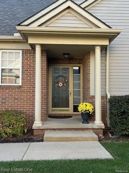 9062 Rhyan Rd, White Lake, MI 48386