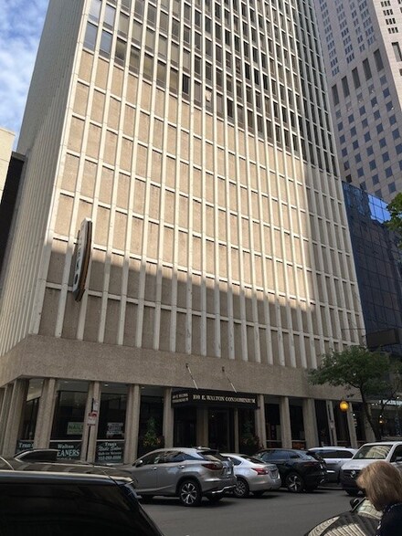 100 E Walton St Unit 33A, Chicago, IL 60611