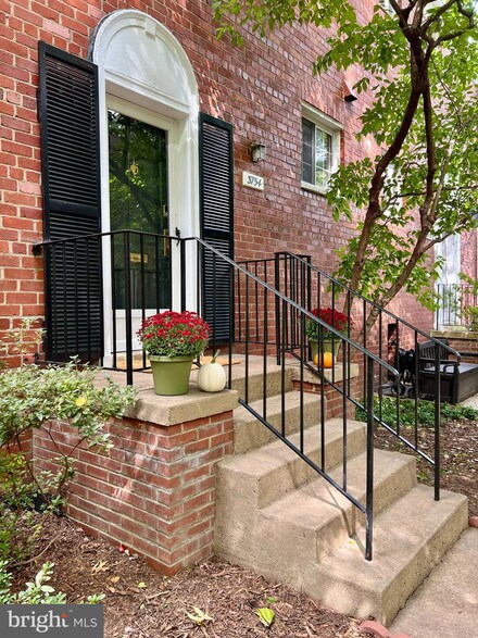 3754 Gunston Rd, Alexandria, VA 22302