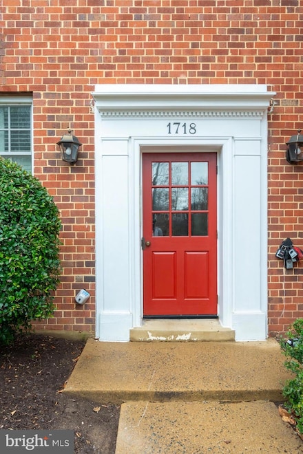 1718 W Abingdon Dr Unit 302, Alexandria, VA 22314