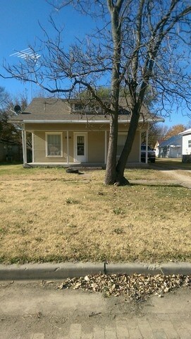 207 N Walnut St, Douglass, KS 67039