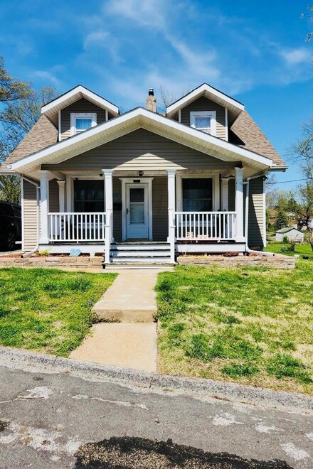 8721 Crocus Ln, Saint Louis, MO 63114