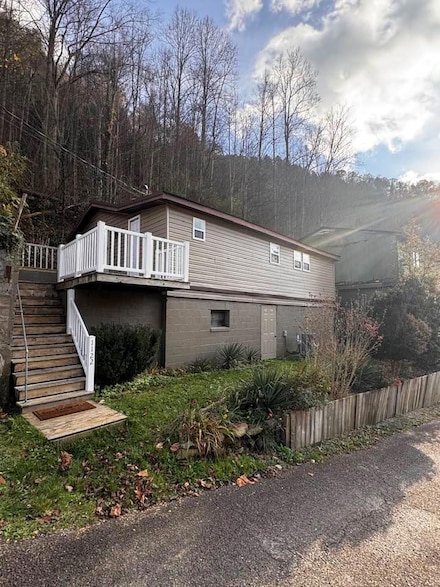 1122 Lee St, Grundy, VA 24614