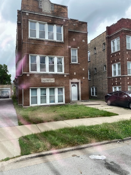 321 Memorial Dr, Calumet City, IL 60409