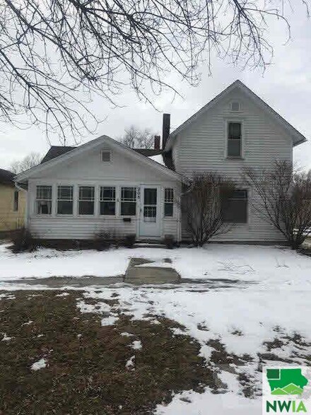 208 S 3rd St, Laurens, IA 50554