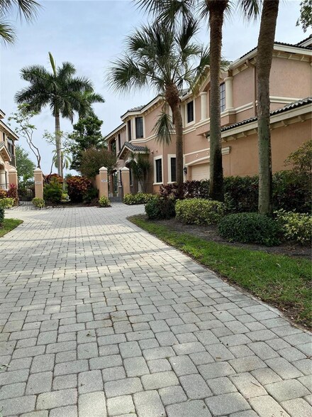 2697 Center Court Dr Unit 113, Weston, FL 33332