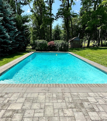 279 Hillcrest Ln, Oyster Bay, NY 11771