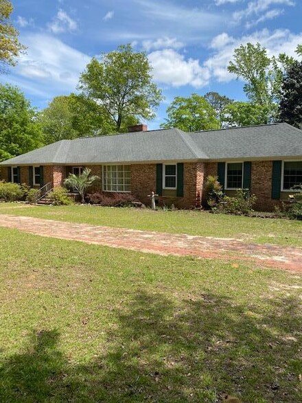 1067 Barnwell Dr, Sumter, SC 29154