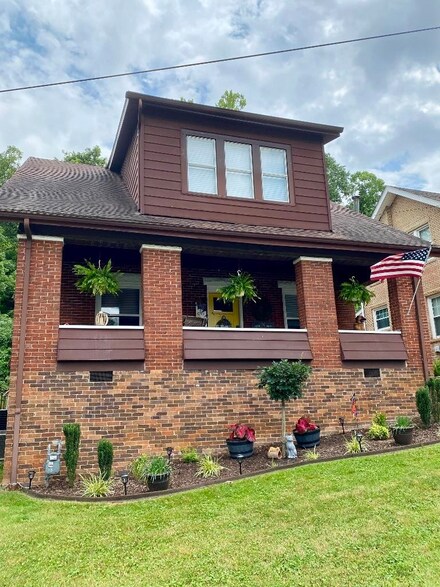 1802 Crestmont Dr, Huntington, WV 25701