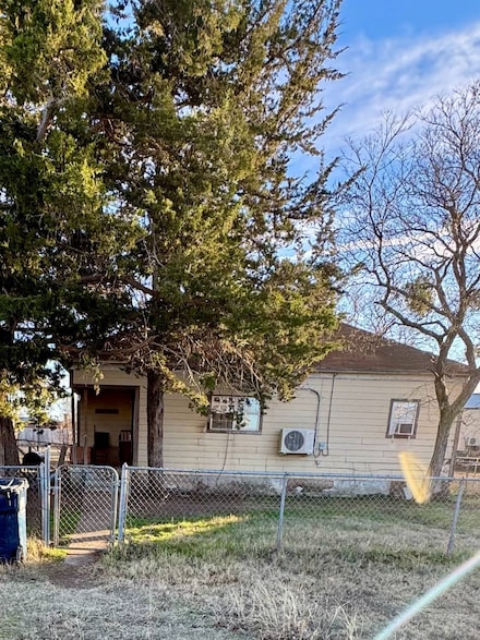 704 3rd St, Chattanooga, OK 73528