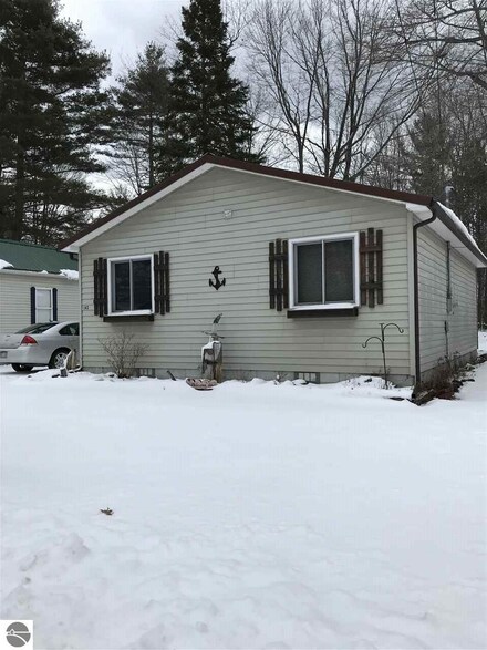 142 Wood Ave, East Tawas, MI 48730