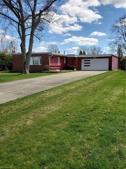 719 E Kline St, Girard, OH 44420