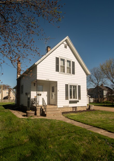 416 Barker Ave, Dixon, IL 61021