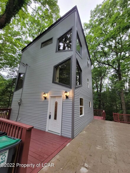 64 Edge Rock Dr, Drums, PA 18222