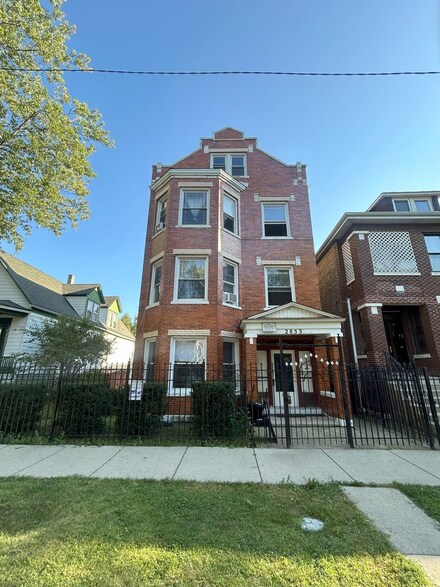2853 W 40th St, Chicago, IL 60632