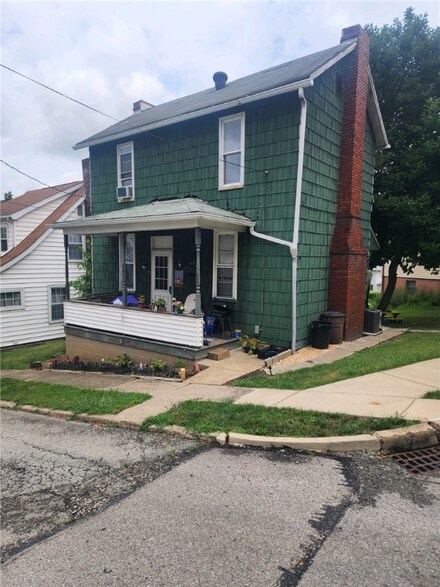 612 N 7th St, Apollo, PA 15613