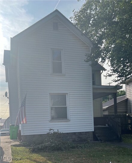 137 N 15th St, Coshocton, OH 43812