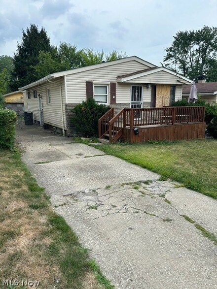 4737 E 174th St, Cleveland, OH 44128