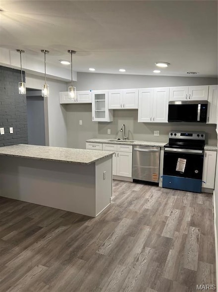 8 Bayberry Ln, Florissant, MO 63033