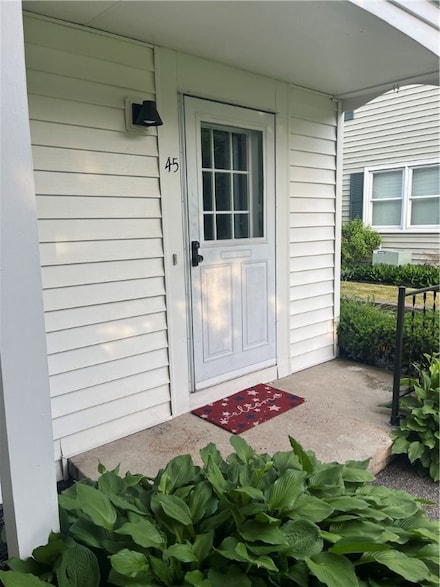 45 Falcon Ln E, Fairport, NY 14450