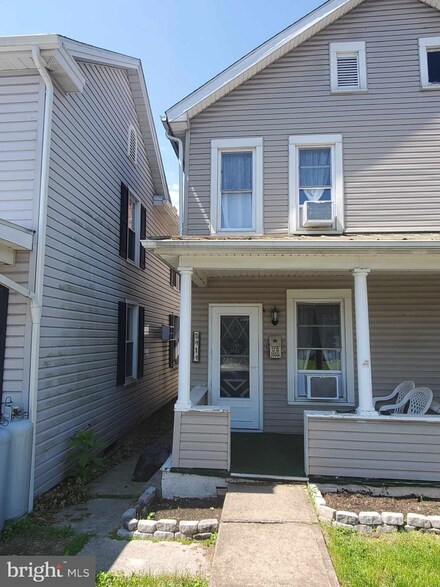 414 Locust St, Burnham, PA 17009